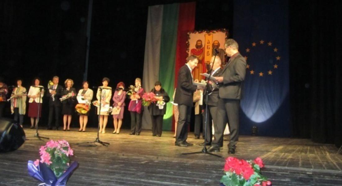 Удостояват с годишна награда на Община Смолян по случай 24 май старши учител Севда Рабинева