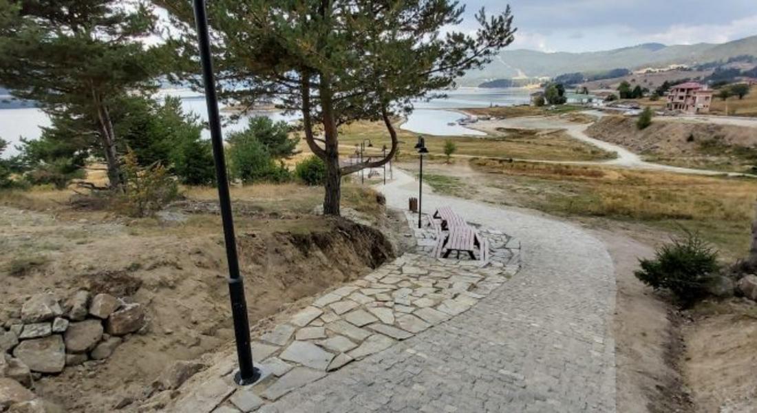 Снимка на деня: Нова крайбрежна алея свързва Доспат с язовира 