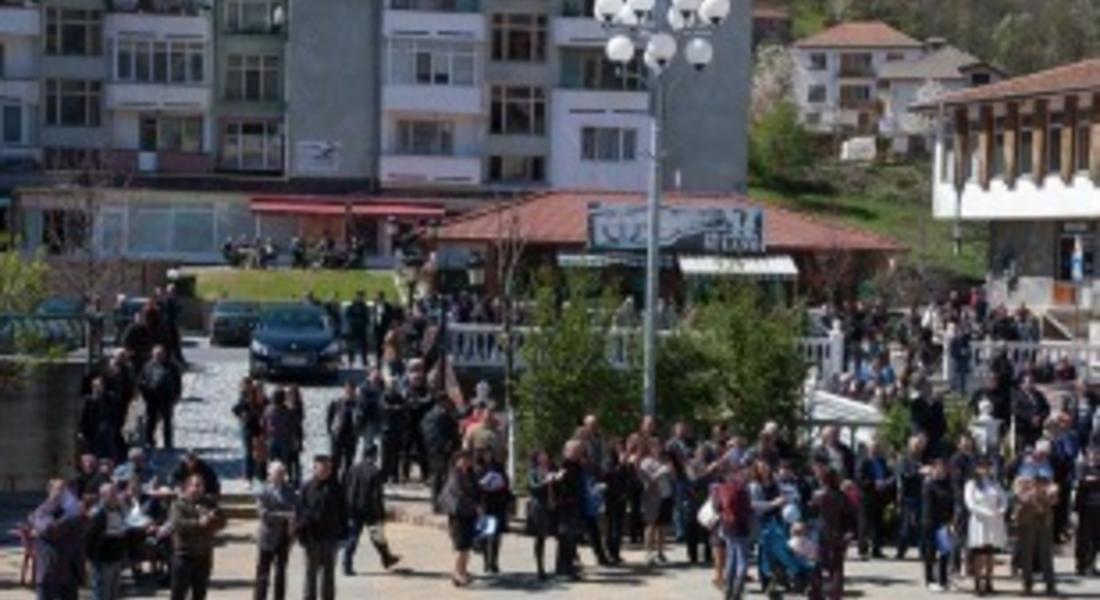 Неделино се справи с водния недостиг, посрещат хиляди участници в Първия балкански фолклорен фестивал
