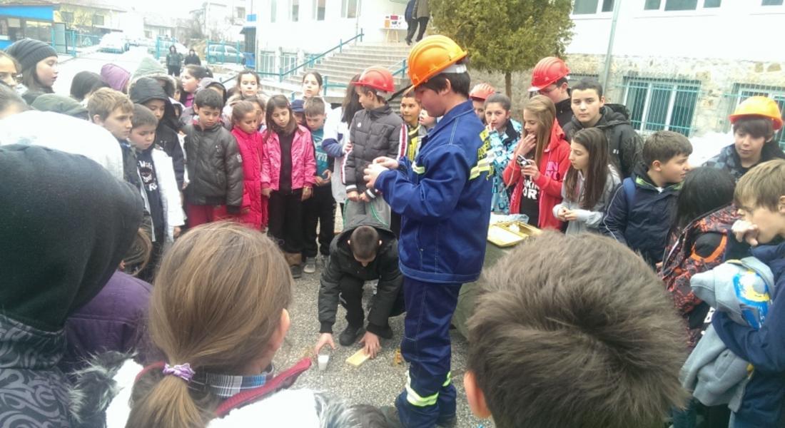 Млади огнеборци от ОУ „Проф. д-р Асен Златаров” – Смолян демонстрираха уменията си