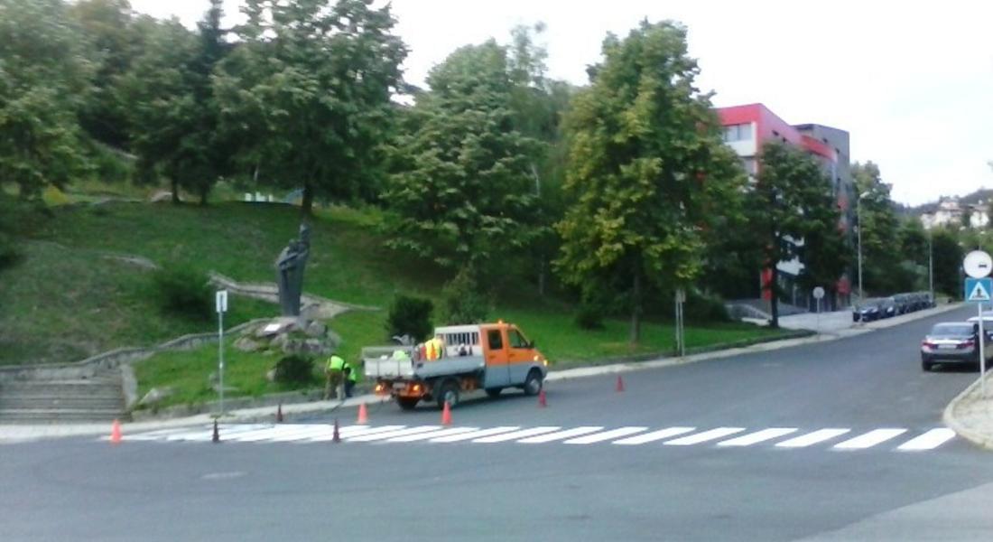 Община Смолян боядисва и освежава пешеходните пътеки в близост до училищата и детските градини