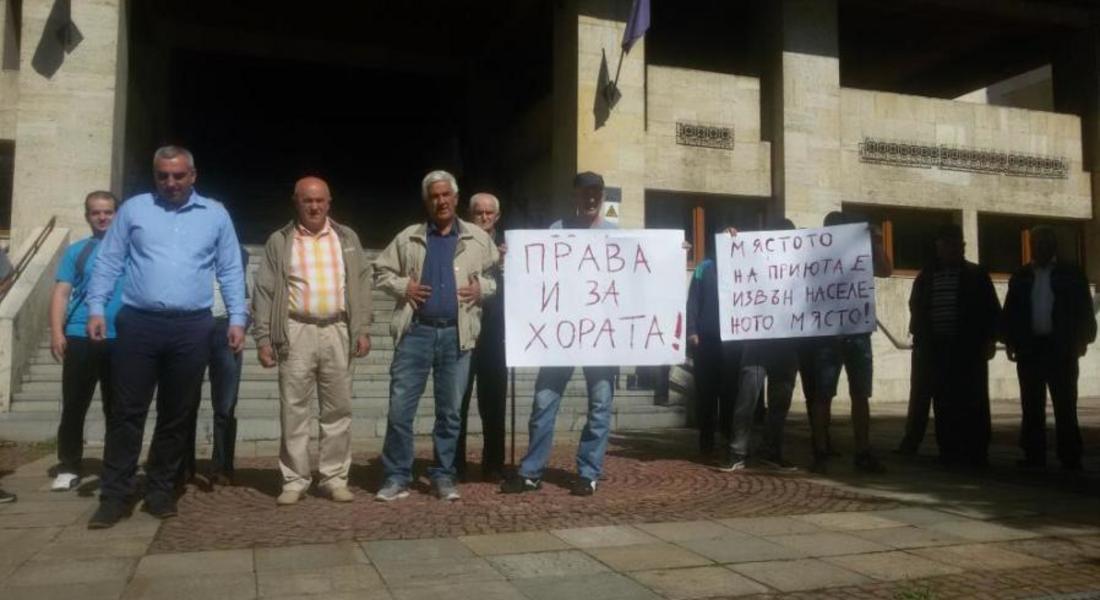Жители на с. Елховец излязоха на протест срещу приют за кучета
