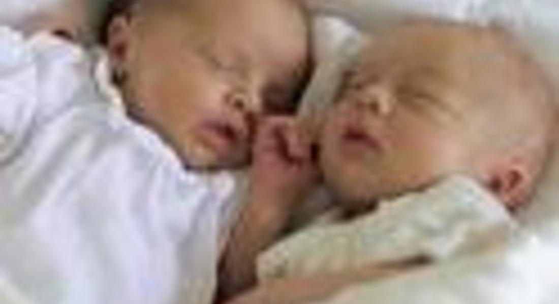 Запазват помощите за майки-студентки и близнаци