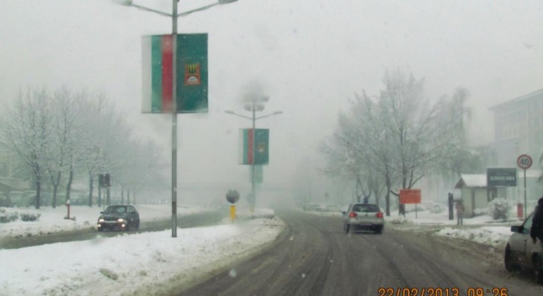 Усложнена е пътната обстановка в Смолянско заради обилния снеговалеж