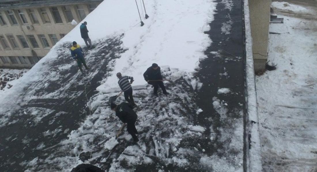 Лекари и шофьори спасяват медицинска апаратура с лопати в Златоград