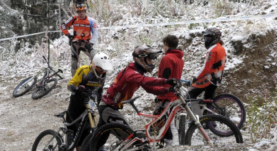   Студ и сняг посрещнаха колоездачите в Пампорово, трасетата са перфектни 