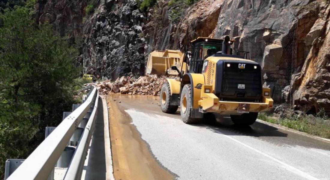 Работи се за възстановяване на движението по пътя Асеновград - Смолян. Около 600 тона е падналата скална маса