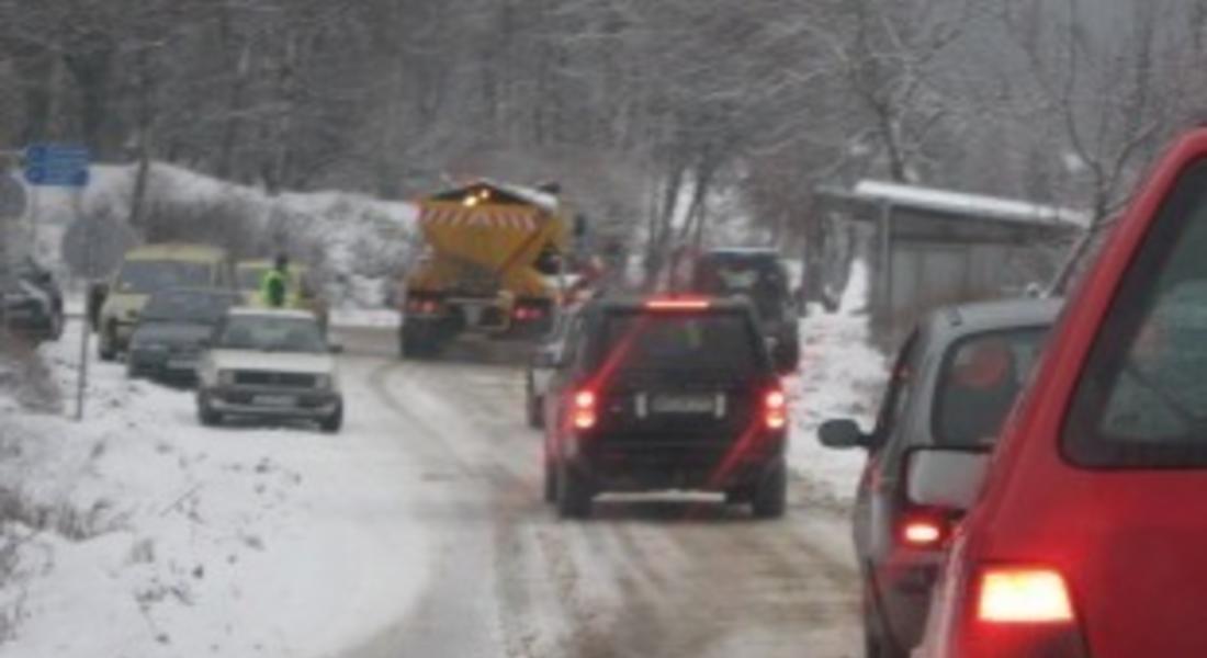 10-12 см е снежната покривка в Смолянско, пътищата са проходими при зимни условия