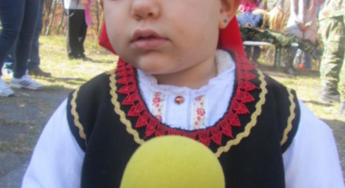 Снимка на деня!  Прекрасна малка "репортерка"  в празнична носия на връх Средногорец!