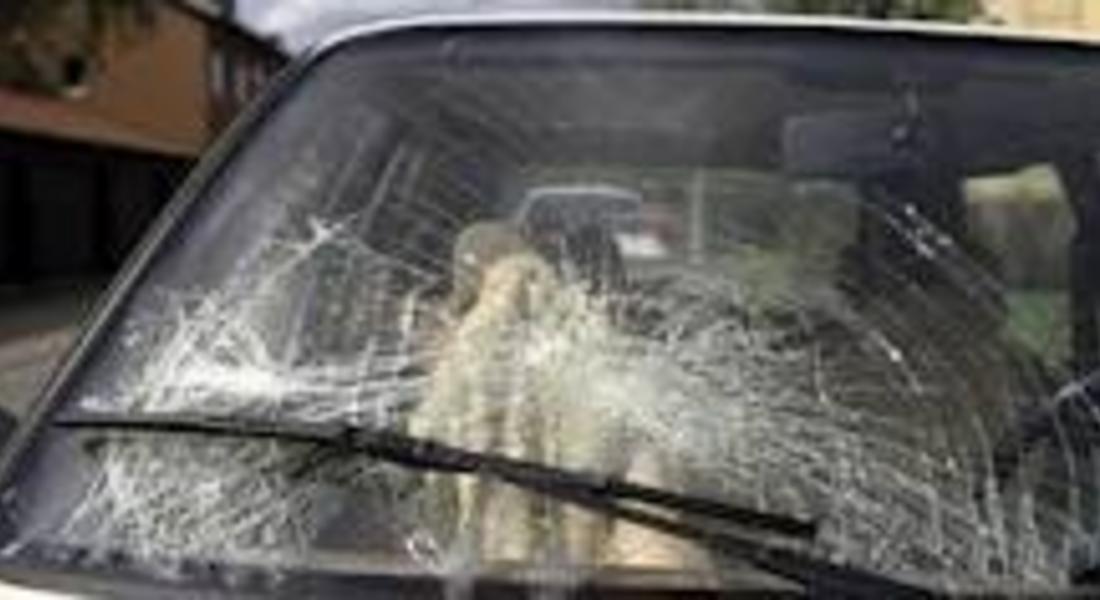 Апаши счупиха предното стъкло на лека кола в Чепеларе