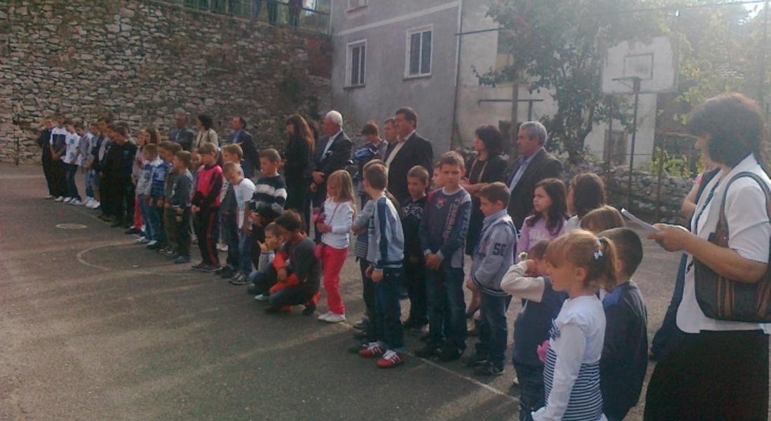 Учениците от неделинското село Средец получиха подаръци за първия учебен ден