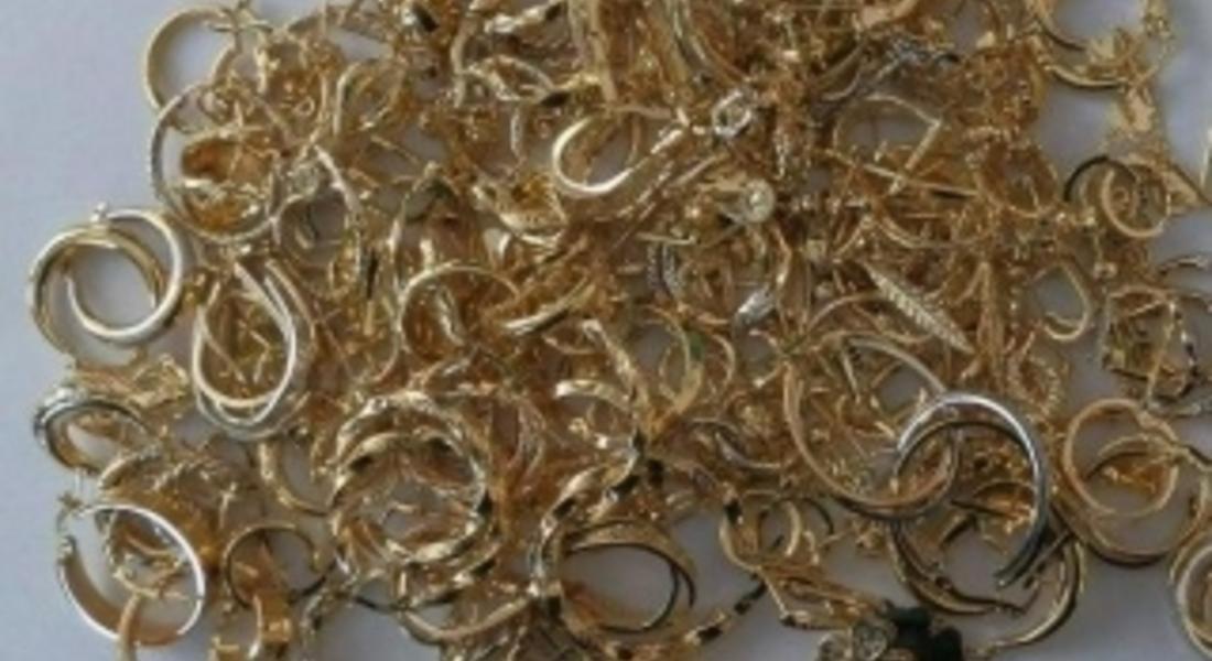 Златни накити за над 3 000 лева задигнаха от кола