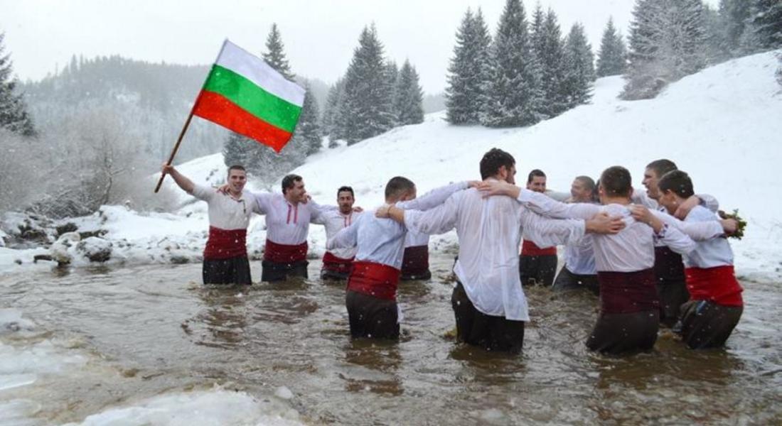 Анастас Цветков издави кръста от ледената река в Момчиловци