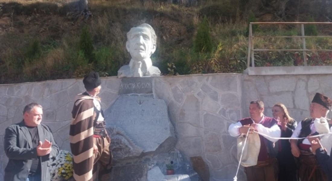 	 Гайдари от цялата страна дадоха начало на тържеството в с.Стойките за откриване паметника на Апостол Кисьов