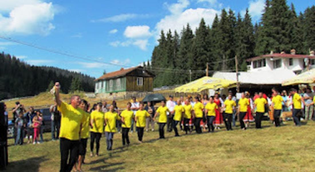 60 хороигралци от София смаяха родопчани на фолклорен събор в Хайдушки поляни