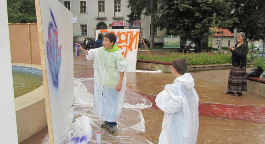 Художници с дъждобрани твориха улично изкуство