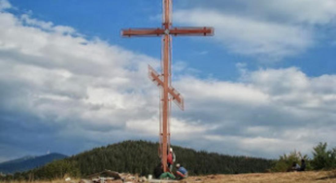 10-метров кръст поставиха родолюбци над село Солища
