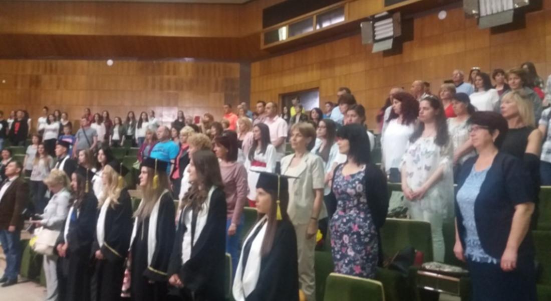 В Сесийната зала на община Смолян тържествено бяха връчени дипломите на випуск 2017 на Езиковата гимназия