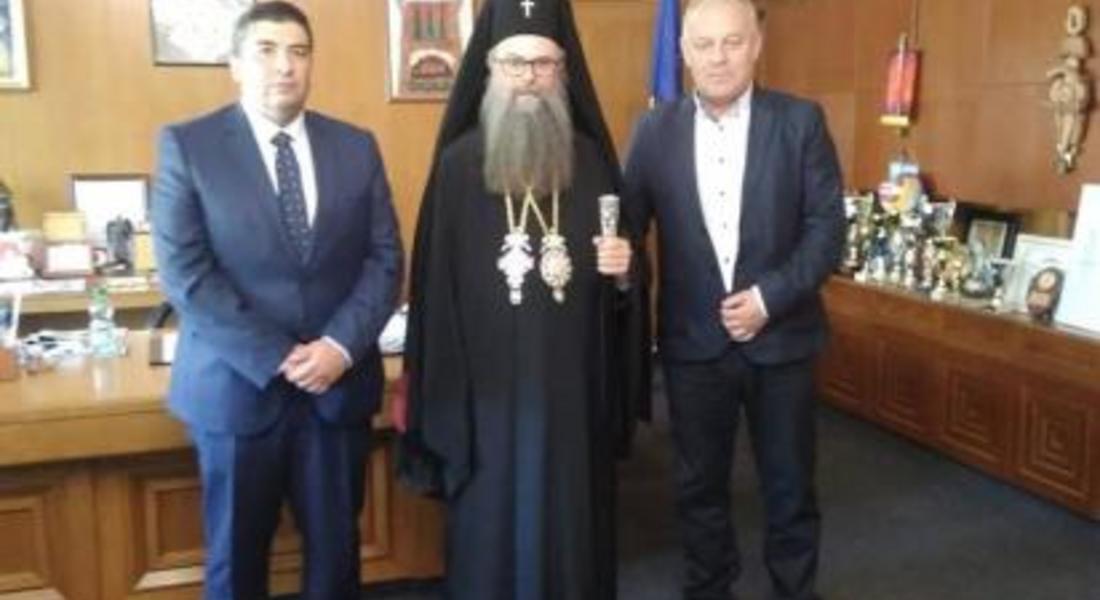 Кметът Мелемов подари Ключ с герба на Смолян на митрополит Николай