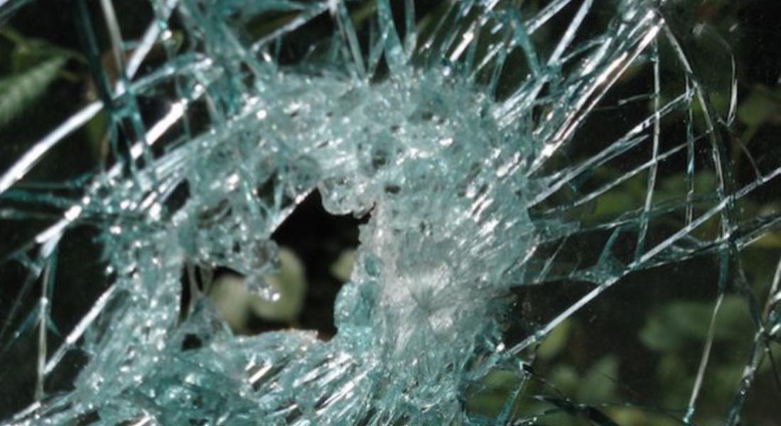 Вандали счупиха стъклата на "Фиат" в Чепеларе