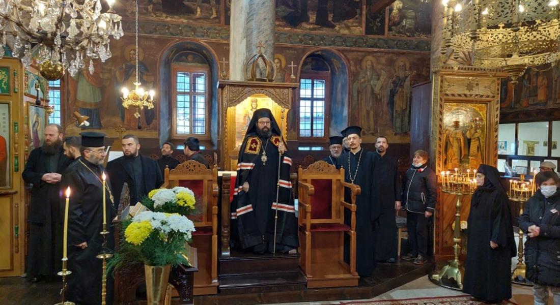Четвърта част от Великия покаен канон на св. Андрей Критски  отслужи Смоленски епископ Висарион в храм „Св. вмца Неделя”