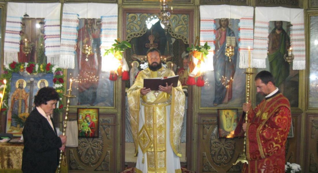   Архимандрит Висарион и четирима свещеници отслужиха  Литургията за св.Константин и Елена в Момчиловци