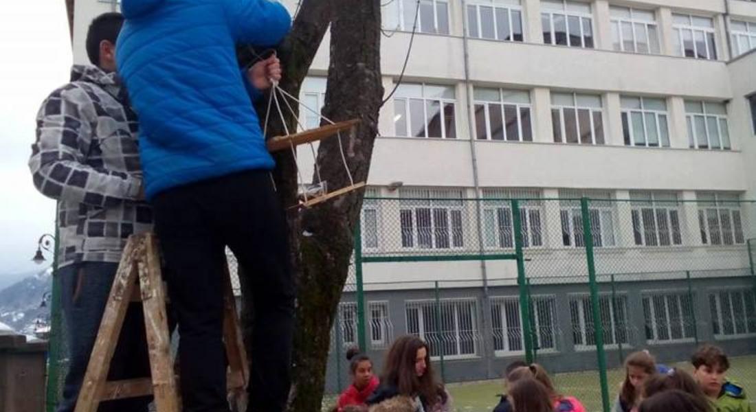 Ученици от СУ "Св.св.Кирил и Методий" поставиха хранилки за птички/СНИМКИ/