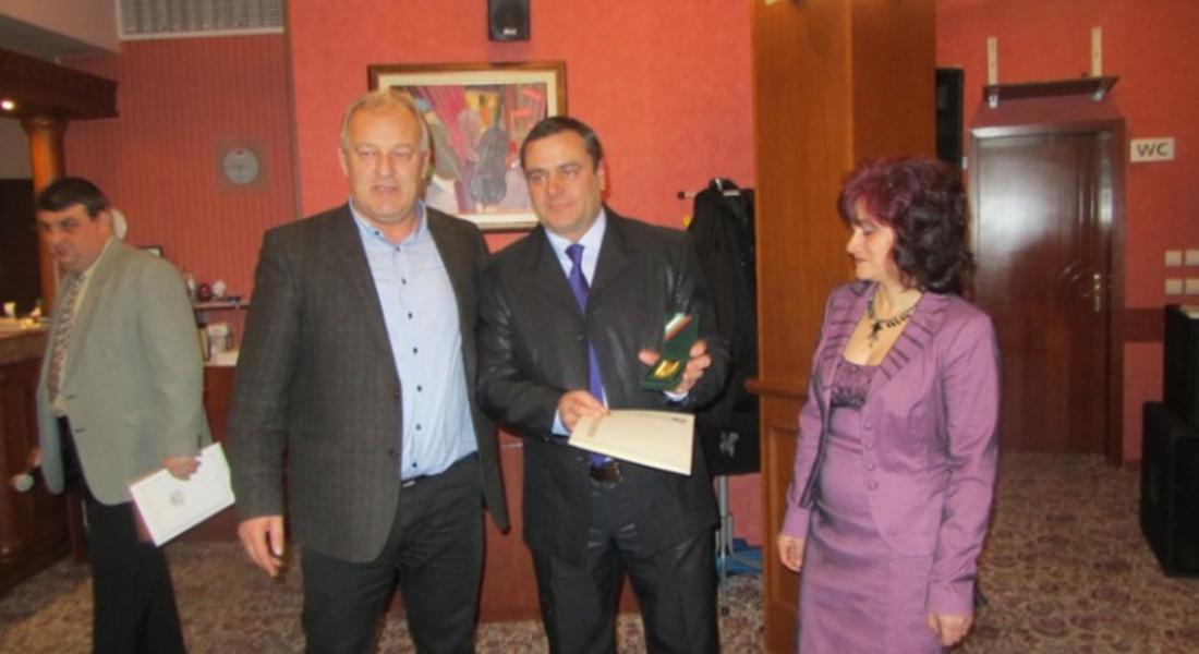 	 Кметът Мелемов връчи „Златен плакет” на подп.Димитър Кацаров по повод 50-годишния му юбилей