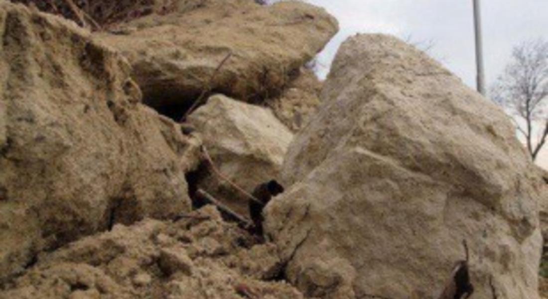  Над 6 хил. т скална маса са премахнати досега от срутището на път II-86 Бачково - Наречен 