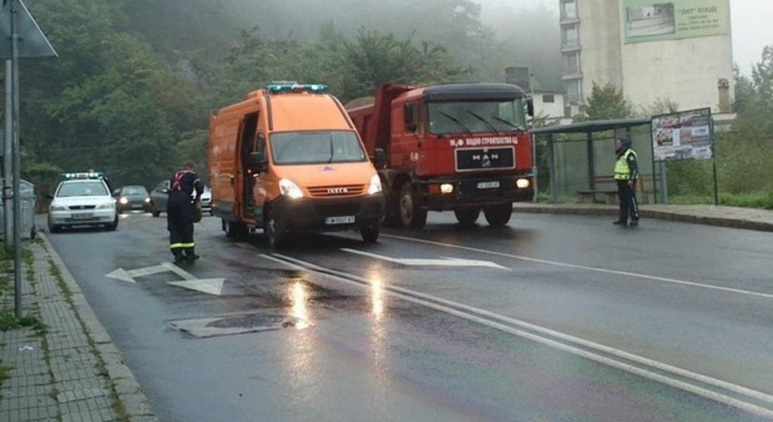 Разлив на гориво на пътното платно отстраниха в Смолян пожарникари