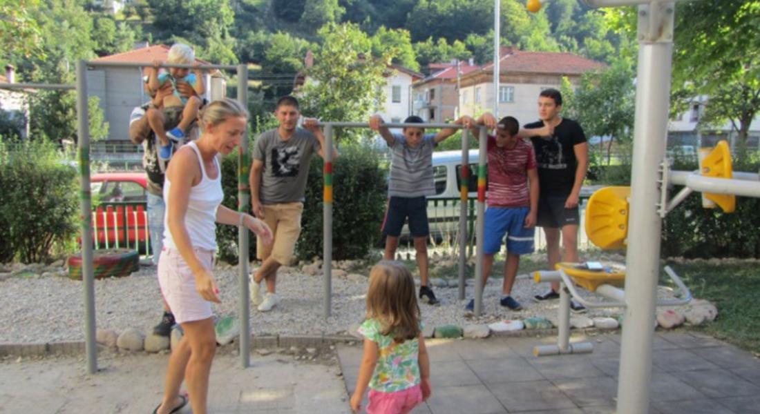 Ентусиасти изградиха първия уличен фитнес в Смолян с отпадъчни материали