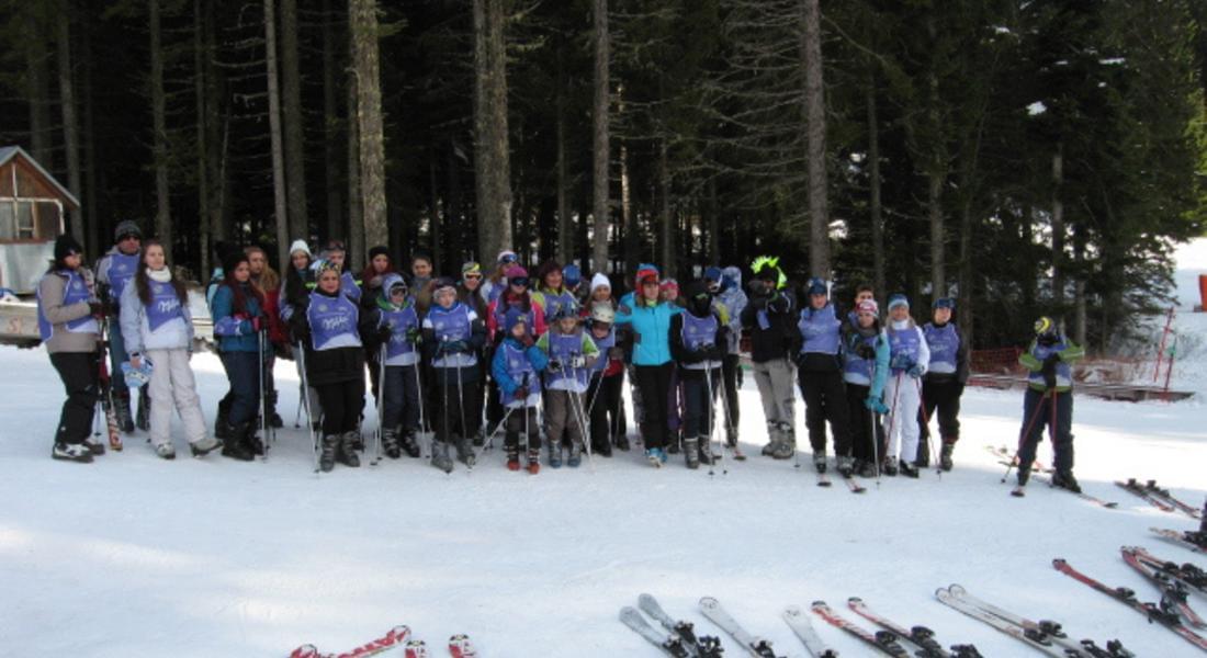  Близо 50 деца на Българската армия се включиха в зимен ски лагер на Пампорово 
