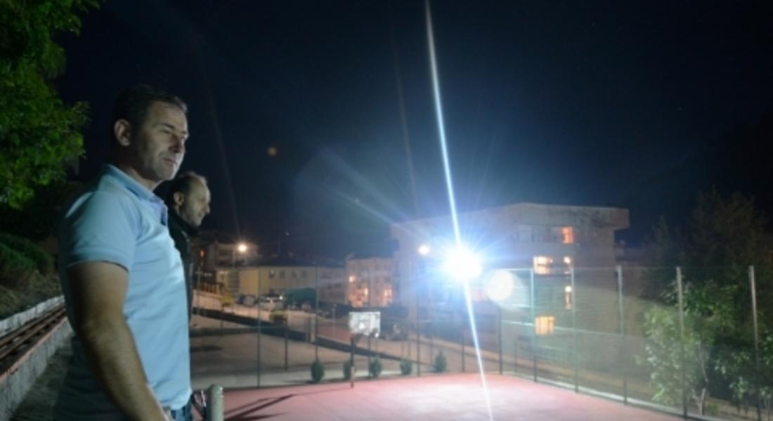 Тестваха осветлението на спорно игрище в Мадан