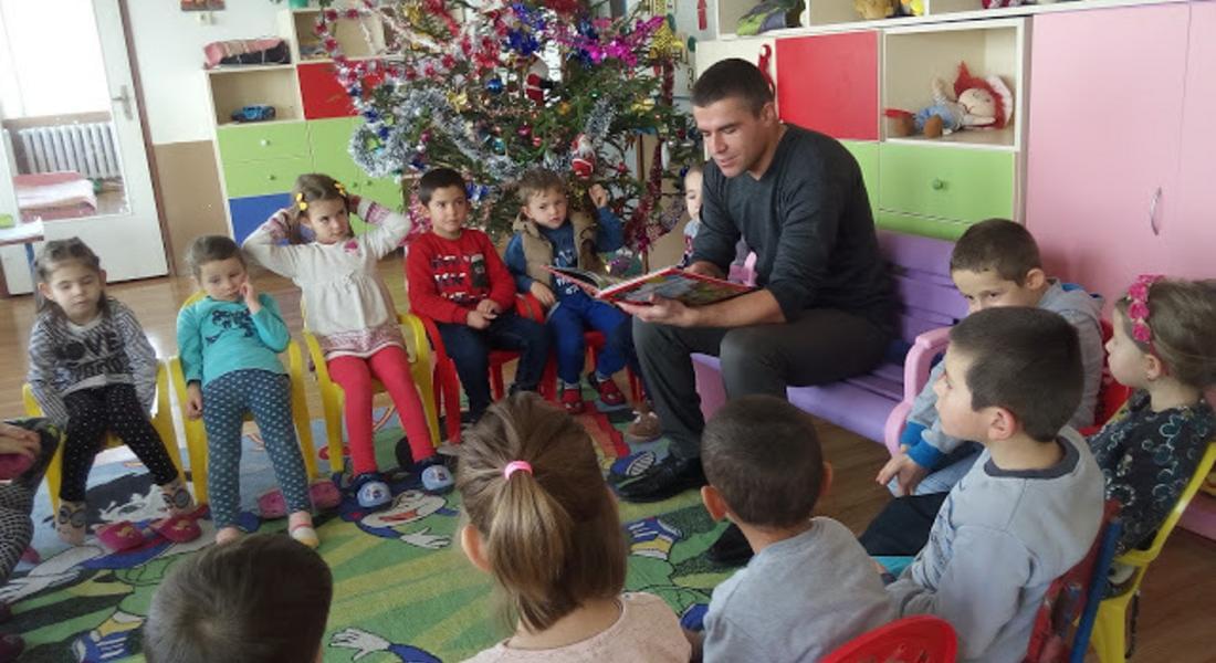 Пътен полицай чете книжки на децата в село Късак