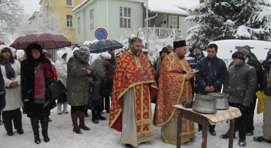 Борислав Караминев извади Богоявленския кръст от река Чепеларска