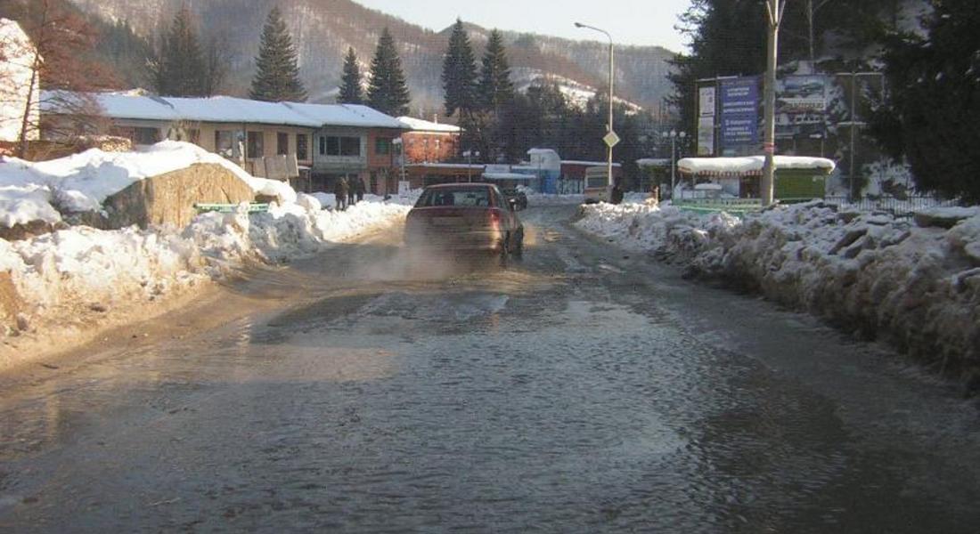 Главната улица в Рудозем се превърна в река, заради спукана водопроводна тръба
