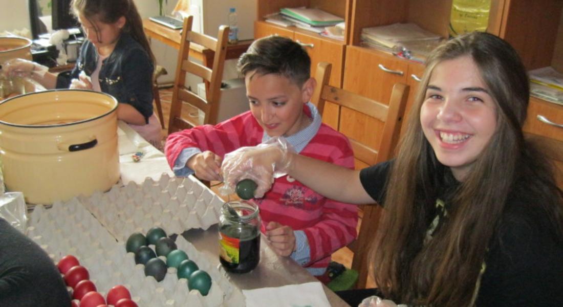 360  яйца за Великден боядисаха  деца-доброволци от „Чисти сърца“ и Съюза на инвалидите в Смолян