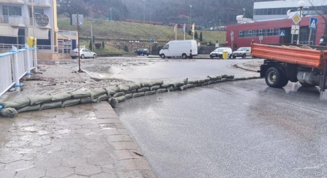 Проливните дъждове в Смолянско предизвикаха свлачища, затворени са пътни участъци
