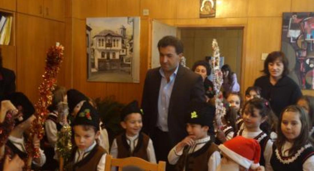 Коледари от детските градини в Златоград поздравиха кмета и съветниците