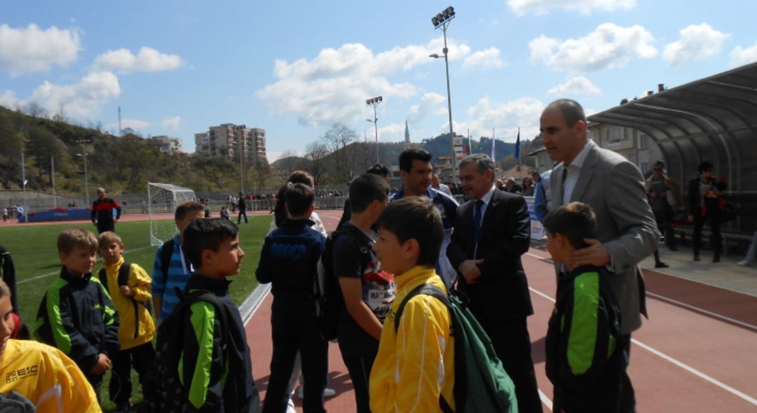 Златоградчани посрещнаха Цветанов и Уручев пред нов спортен център