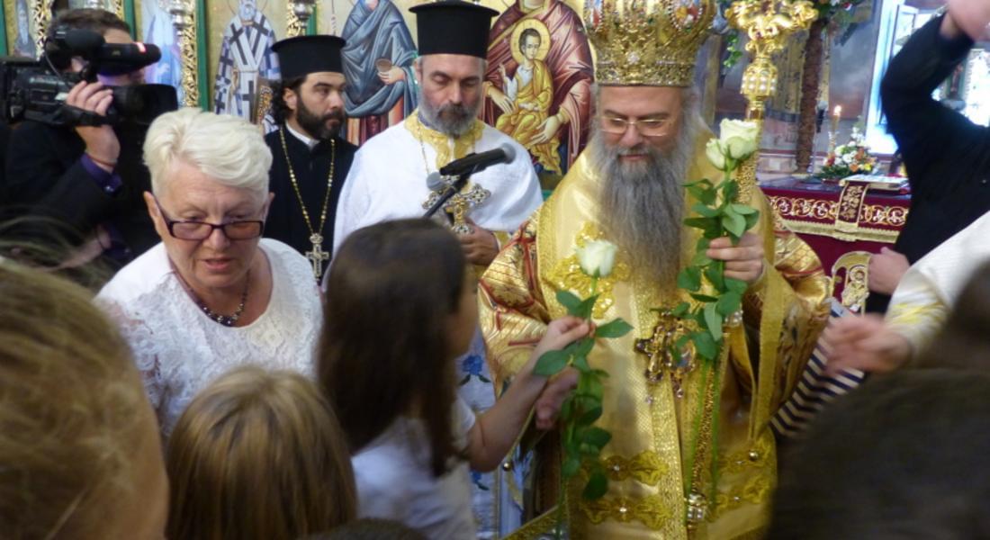 50 деца подариха 50  бели рози на митрополит Николай за 50-ия му рожден ден
