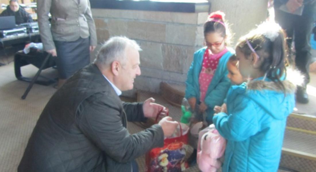 Евродепутатът Уручев и кметът Мелемов подариха коледен празник за 150 дечица със специални образователни потребности