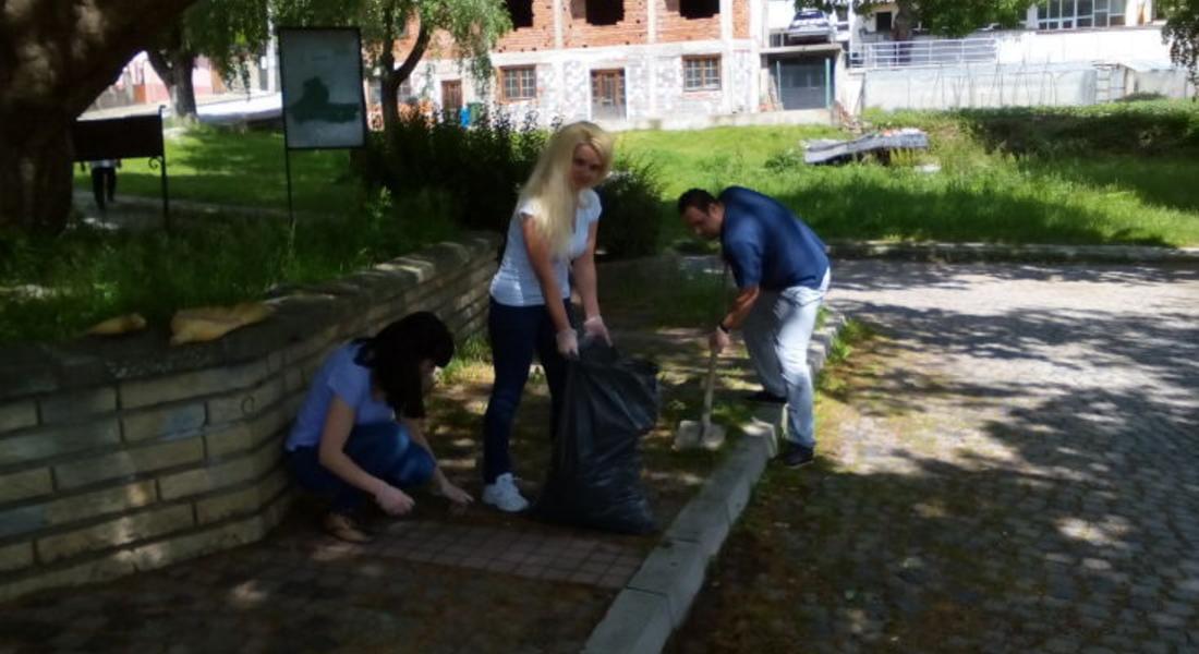 Младежите от ГЕРБ почистиха парк „Чинара“ в Смолян 
