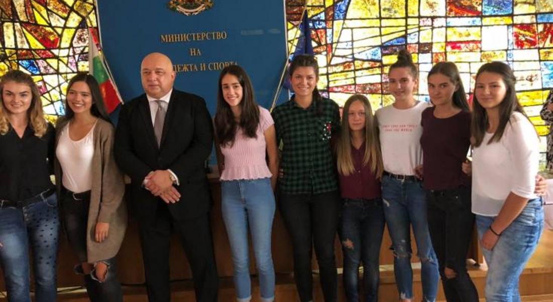 Ученици от Смолян с награда от министъра на спорта
