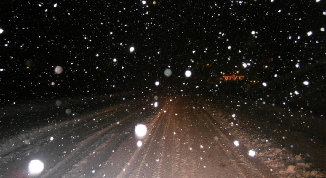 Нови обилни валежи от мокър сняг започнаха в по високите части на област Смолян