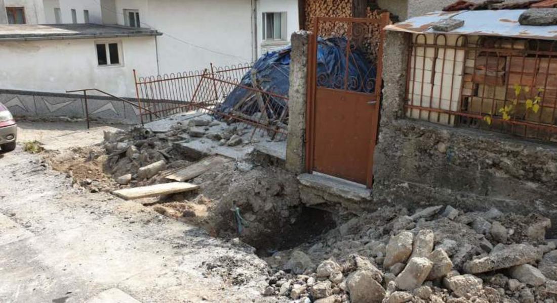 Кирил Хаджихристев и членове на "Новото време” оказаха съдействие на жителите от разкопаната улица "Острица”