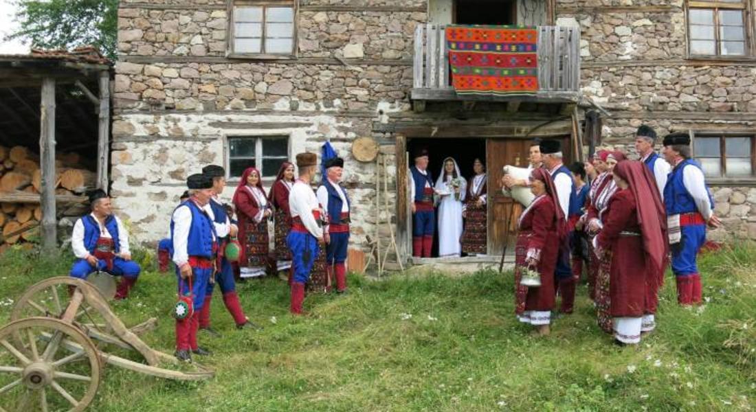 Кметът на Доспат награждава певци, културни деятели и майстори-чешмари с почетния знак на Община Доспат