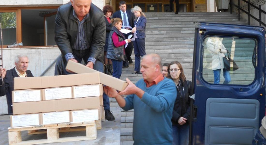 ОИК в област Смолян получиха хартиените бюлетини за гласуване в местните избори и националния референдум