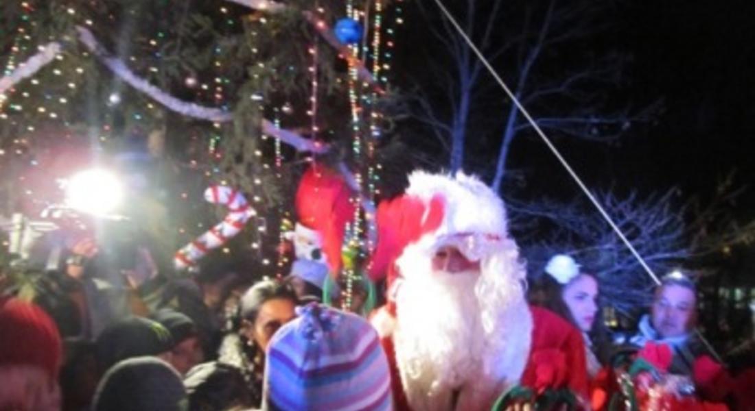 Грейна  13-метровата елха в Смолян, малчуганите получиха подаръци от Дядо Коледа