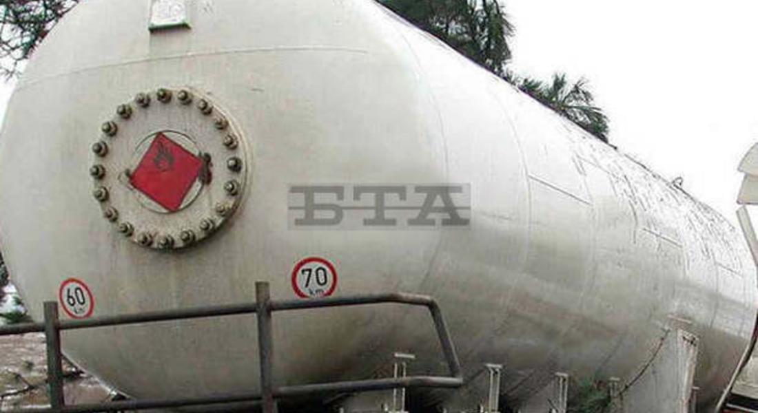 Източват проблемната цистерна с пропан-бутан на бензиностанция в Смолян
